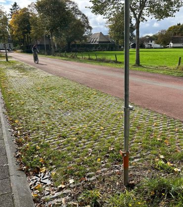 bikeroad - semi permeable parking space